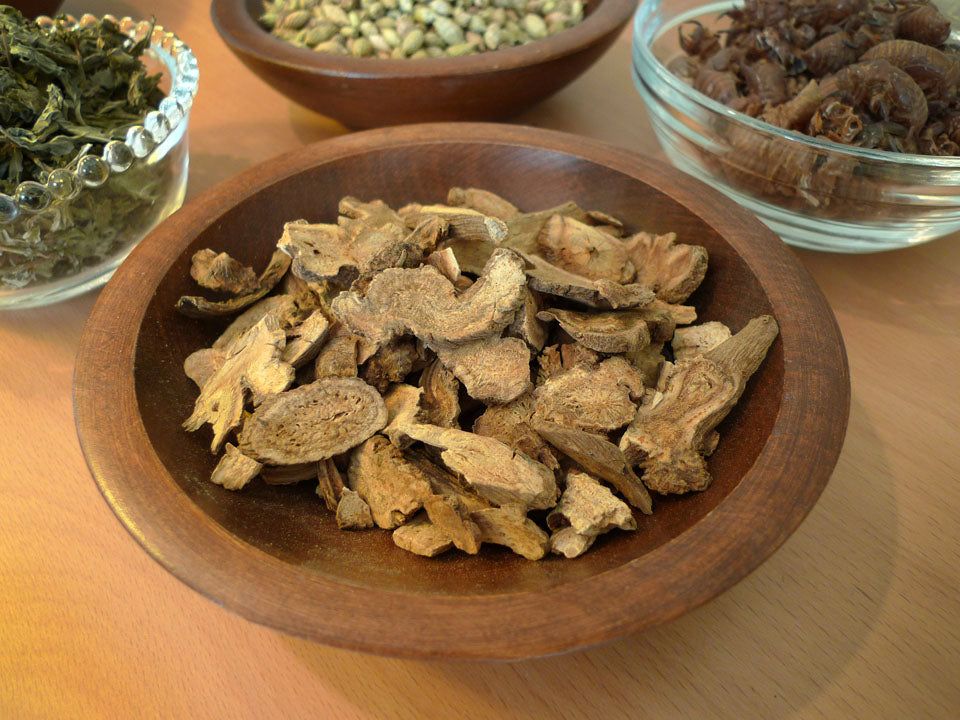 Dried Atractylodes rhizome in a wooden bowl